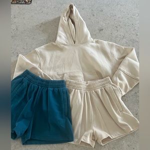 Oner Active
CLASSIC LOUNGE HOODIE AND TWO CLASSIC LOUNGE SWEATSHORTS. Size Small